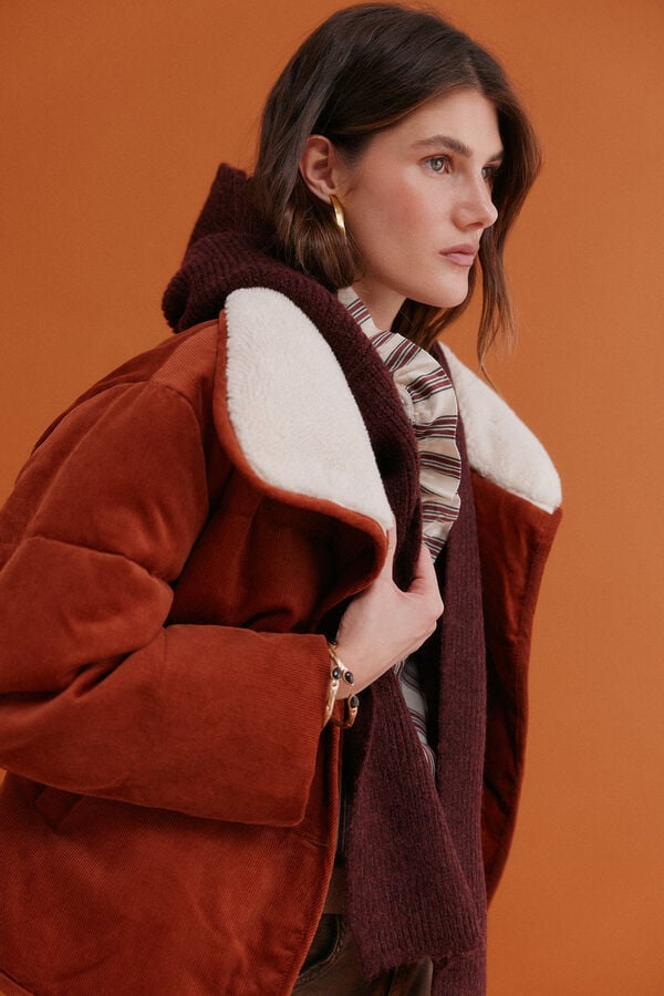 Hoss Intropia Maider. Bufanda con capucha Granate