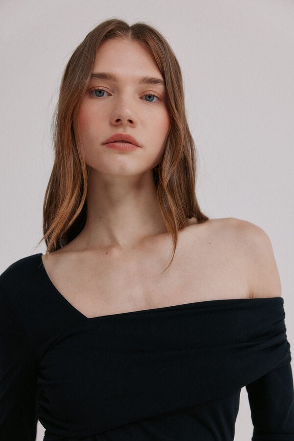 Hoss Intropia Magnolia. Top escote asim&eacute;trico Negro