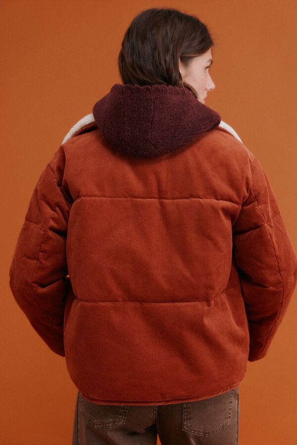 Hoss Intropia Maider. Bufanda con capucha Granate