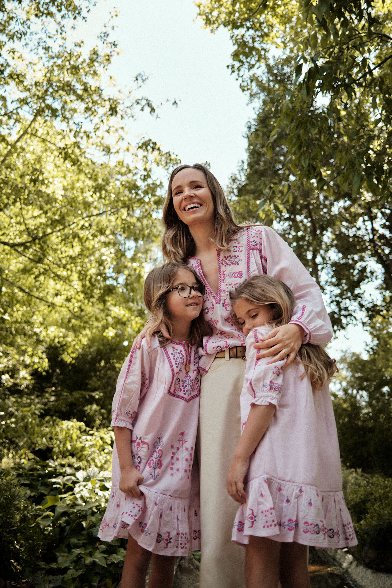 Hoss Intropia Vit&oacute;ria. Vestido de menina bordado.