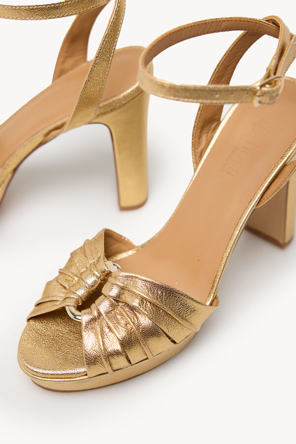 Hoss Intropia Marcela. Sand&aacute;lia de salto de pele Dourado