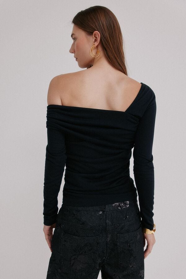 Hoss Intropia Magnolia. Top escote asim&eacute;trico Negro