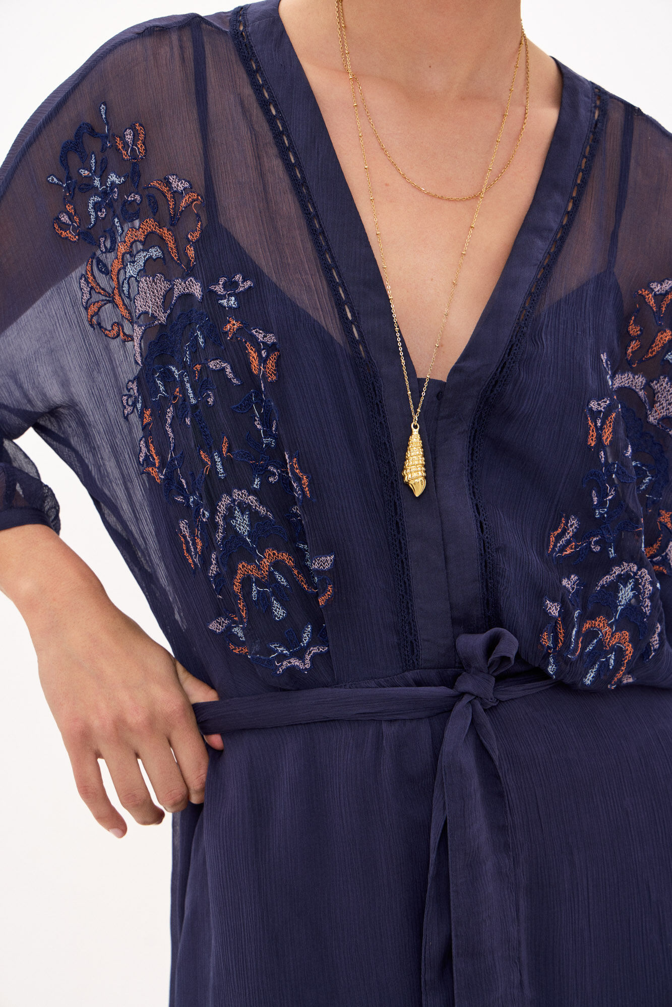 Hoss Intropia Vera. Vestido midi bordado