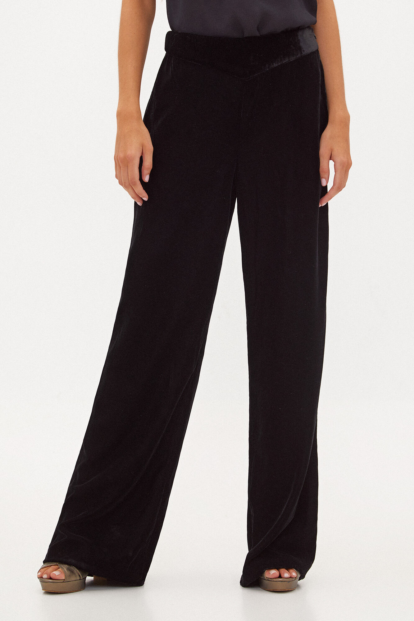 Hoss Intropia Sade. Pantalones amplios de terciopelo