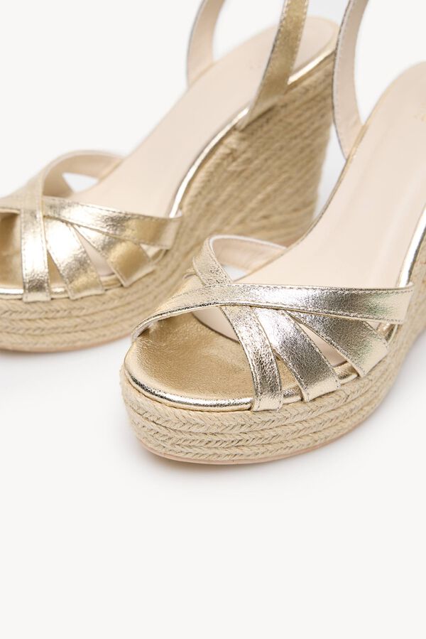 Hoss Intropia Miren. Sand&aacute;lias de cunha Dourado