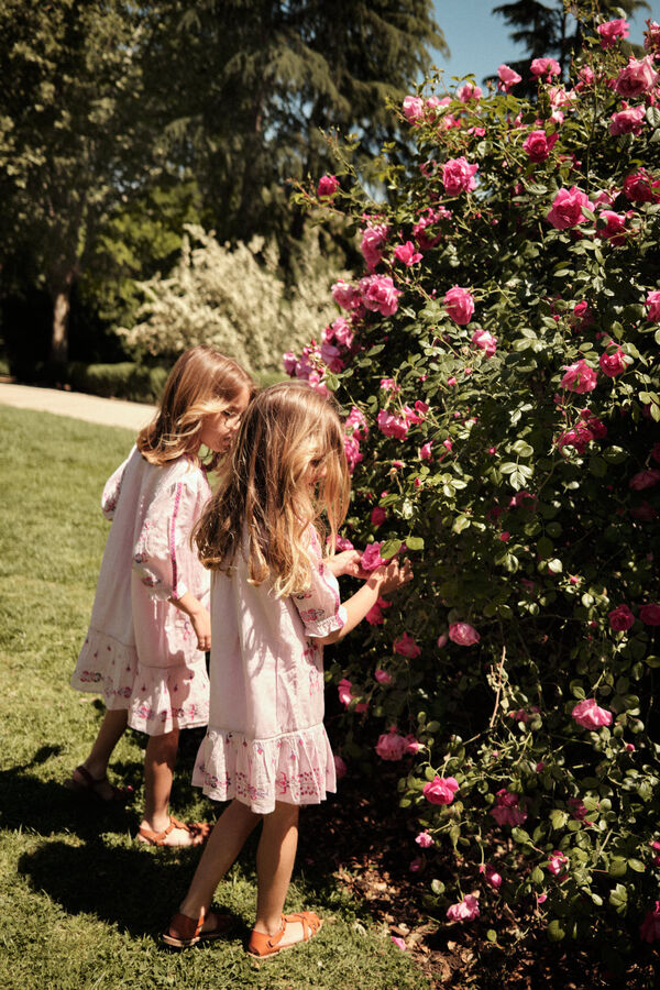 Hoss Intropia Vit&oacute;ria. Vestido de menina bordado. Subiu