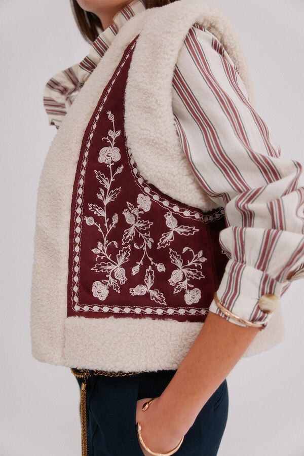 Hoss Intropia Daia. Chaleco bordado Granate