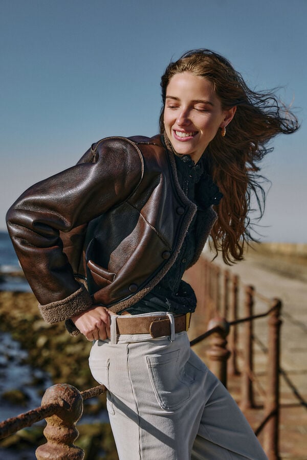 Hoss Intropia Payton. Pantal&oacute;n de pana Marfil