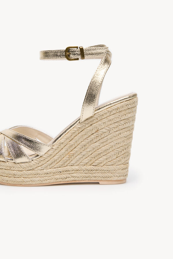 Hoss Intropia Miren. Sand&aacute;lias de cunha Dourado