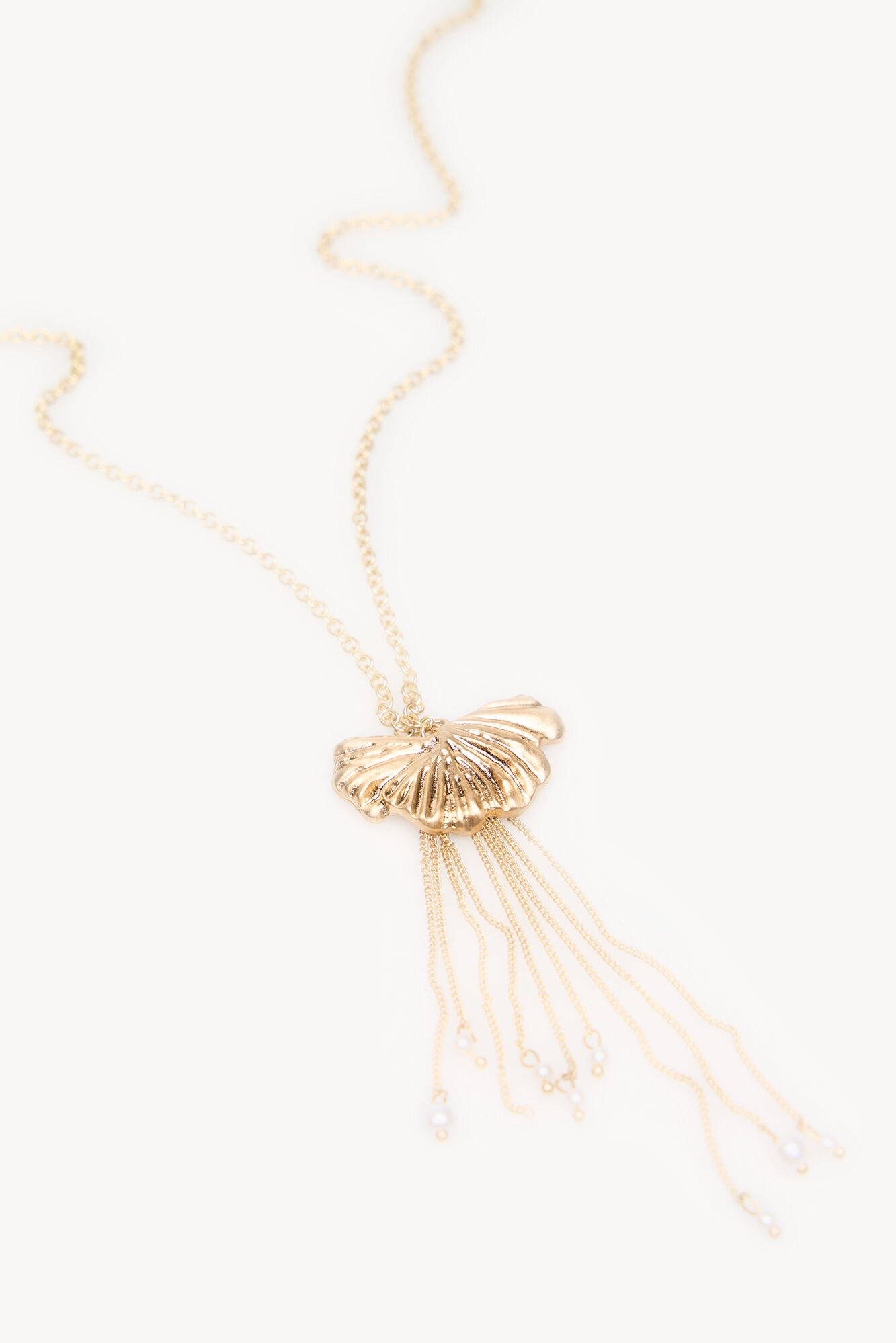 Hoss Intropia Luz. Colar de folhas longas