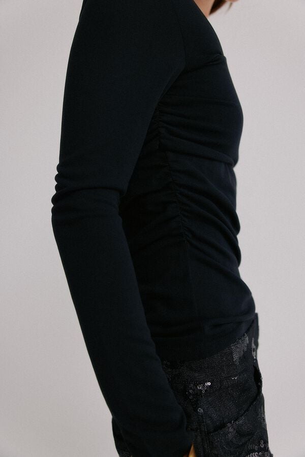 Hoss Intropia Magnolia. Top escote asim&eacute;trico Negro