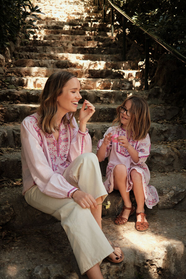 Hoss Intropia Vit&oacute;ria. Vestido de menina bordado. Subiu