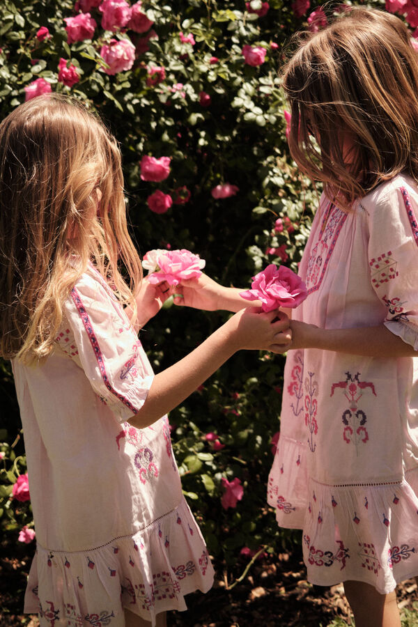 Hoss Intropia Vit&oacute;ria. Vestido de menina bordado. Subiu