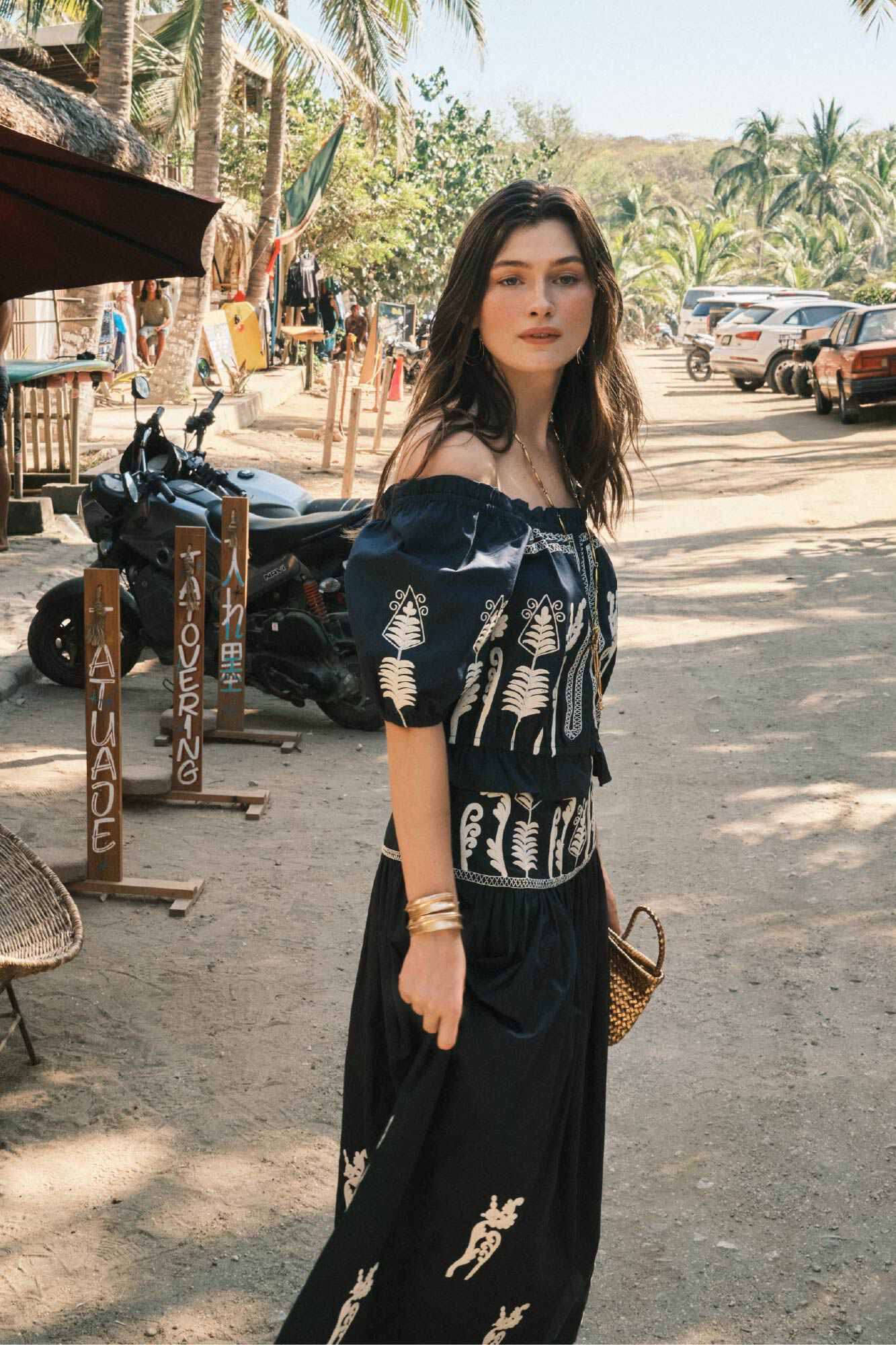 Hoss Intropia Coral. Top bordado.