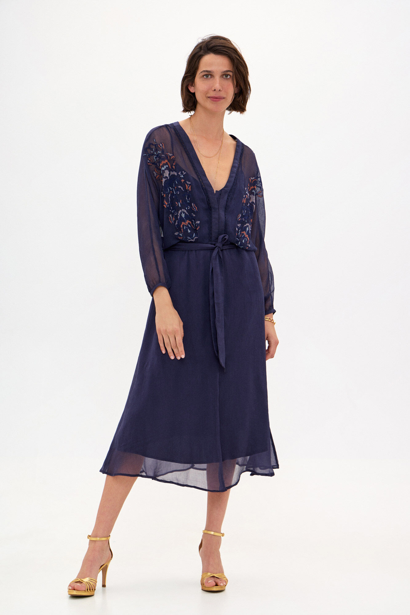 Hoss Intropia Vera. Vestido midi bordado