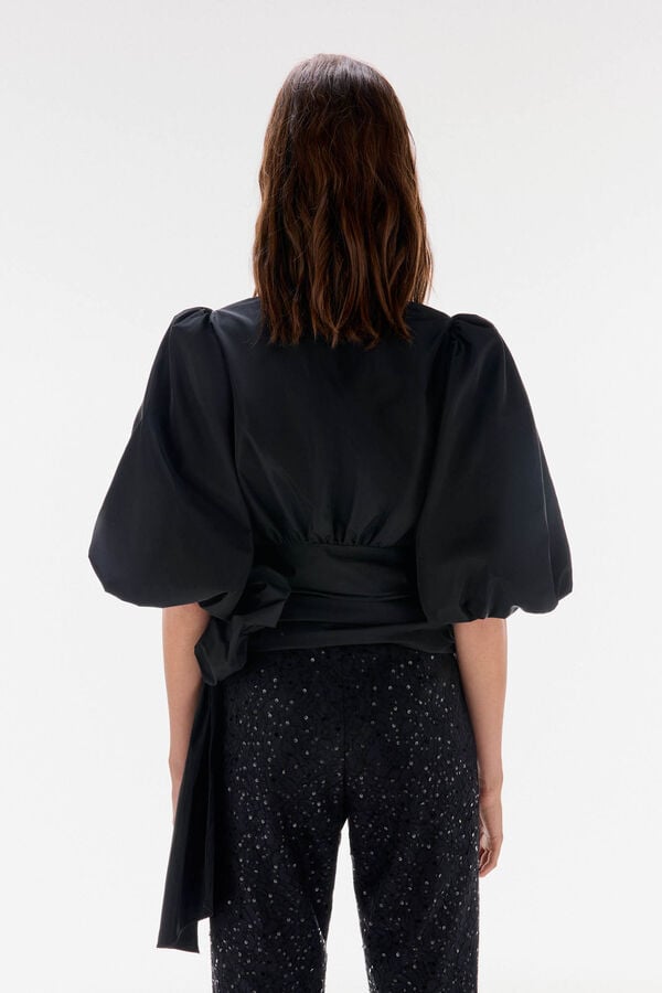 TFP by Tamara Falc&oacute; Blusa de tafet&aacute; com la&ccedil;o Preto