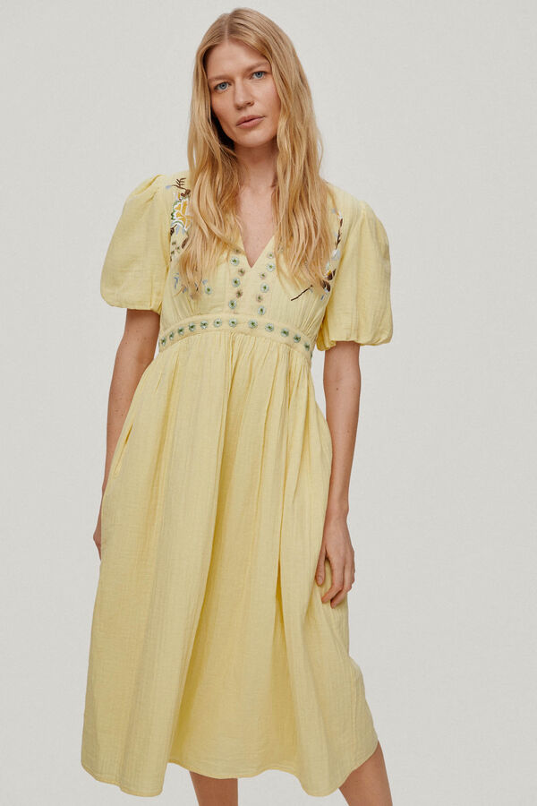 Pedro del Hierro Vestido comprido joelho com detalhe de bordados florais. Amarelo