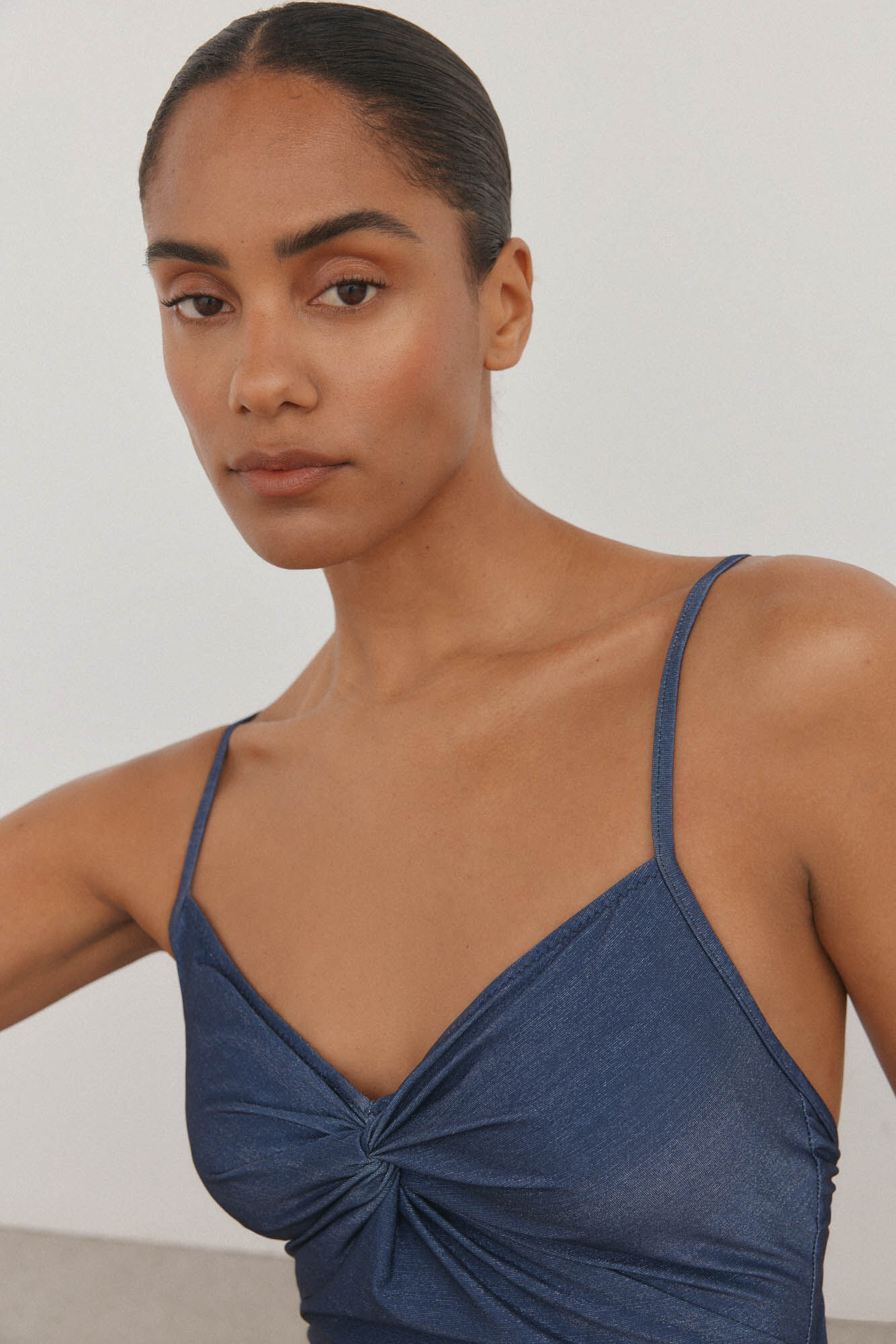 Pedro del Hierro Mai&ocirc; halter com costas cruzadas em tecido lurex fantasia