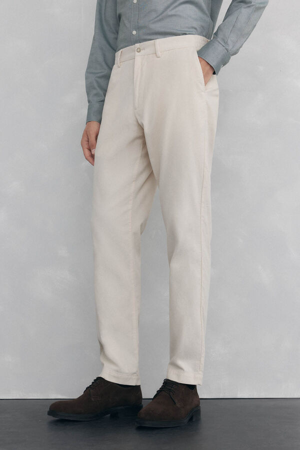 Pedro del Hierro Pantal&oacute;n chino pana ligera regular fit Crudo