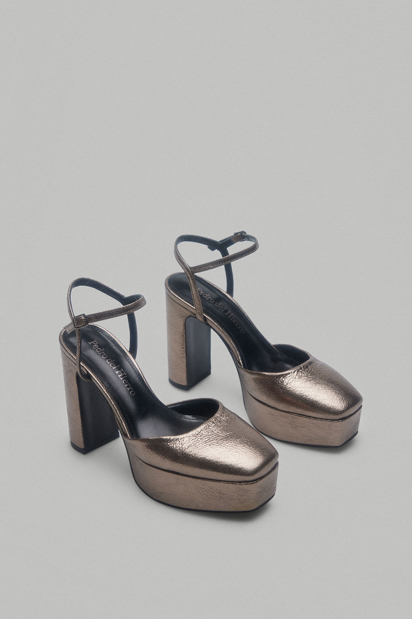 Pedro del Hierro Sapatos de salto alto com plataforma em pele met&aacute;lica
