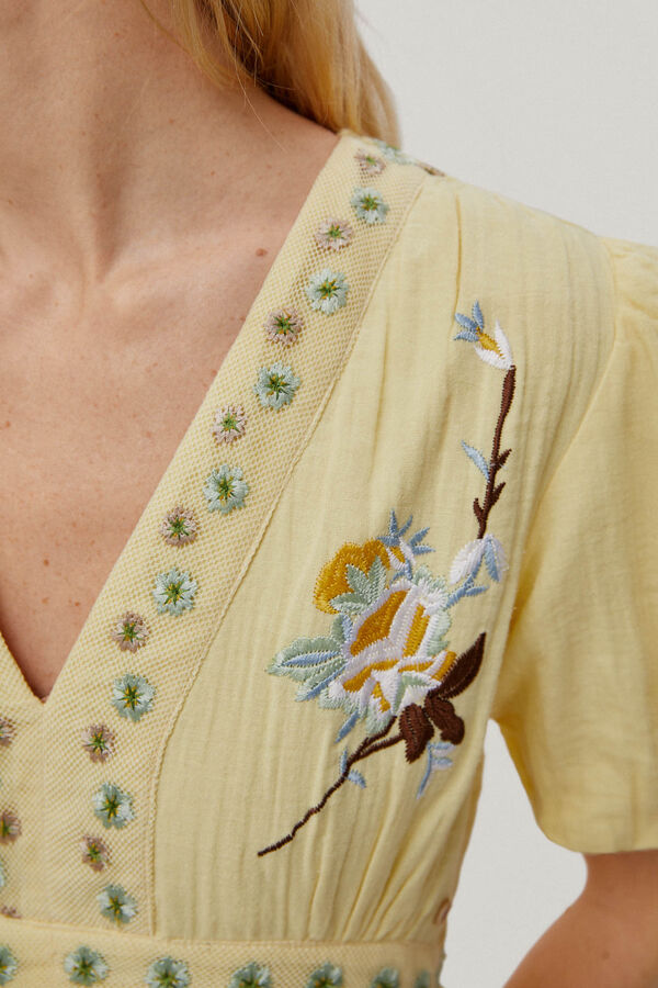 Pedro del Hierro Vestido comprido joelho com detalhe de bordados florais. Amarelo