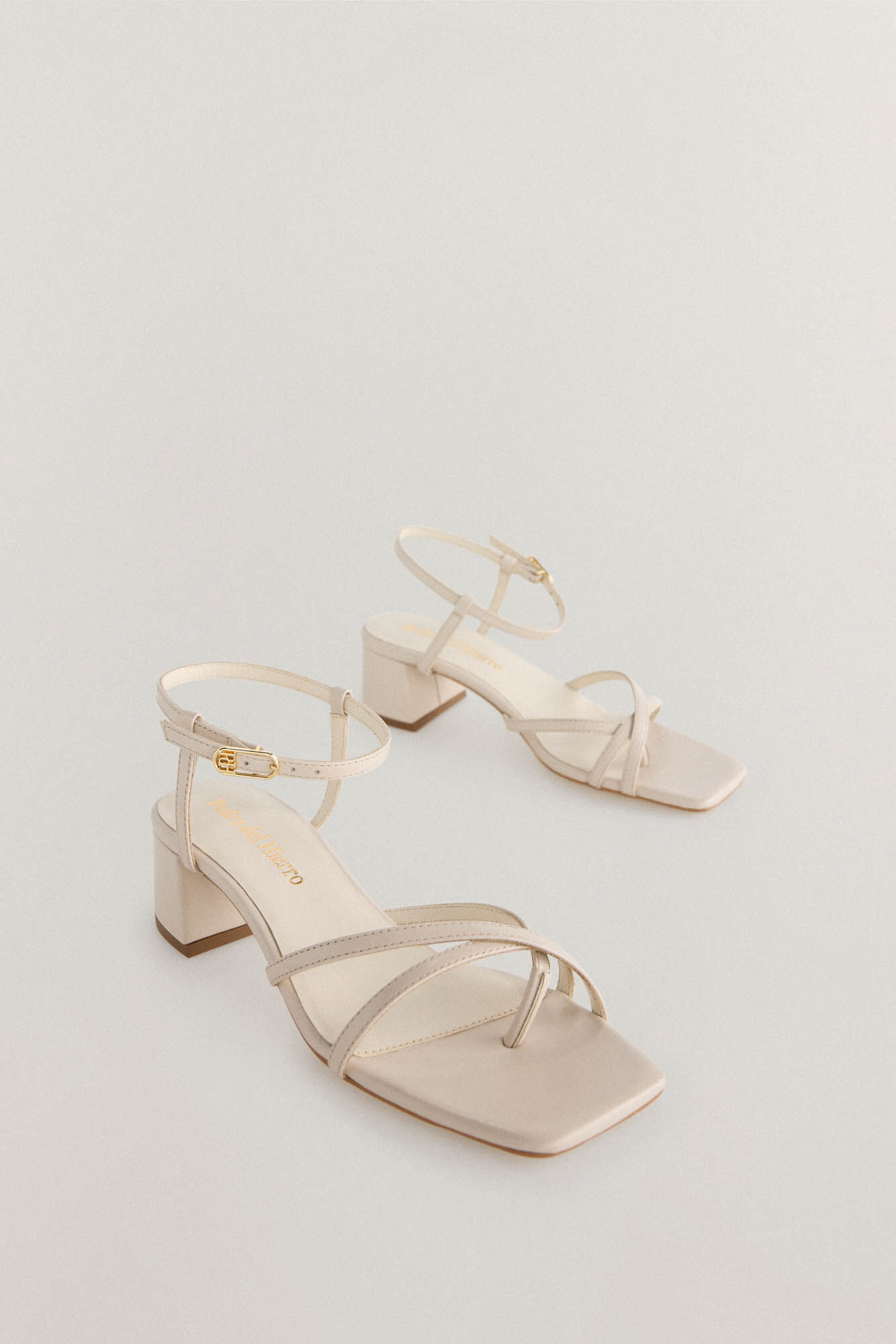 Pedro del Hierro Sandalia tac&oacute;n medio