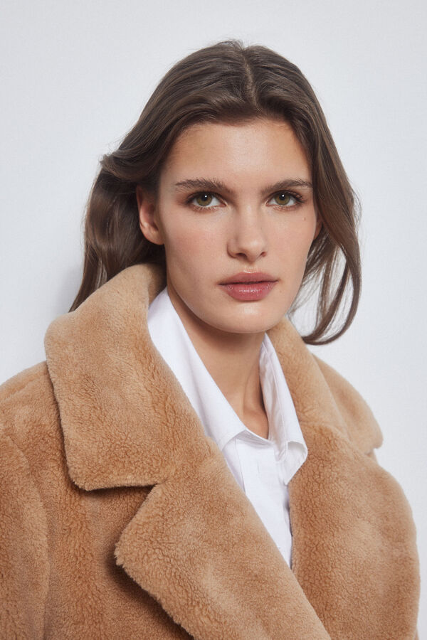 Pedro del Hierro Abrigo efecto pelo. Beige
