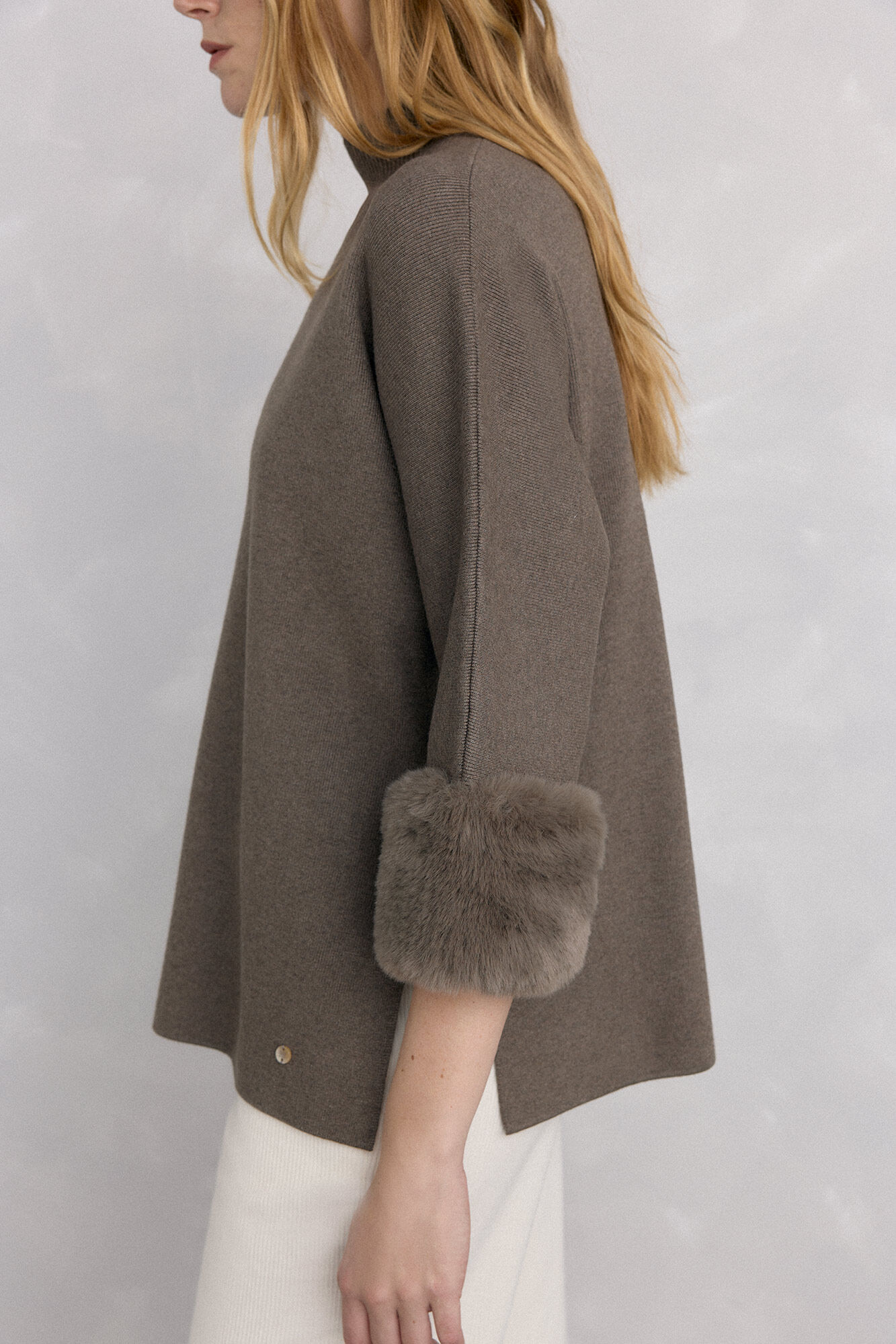 Pedro del Hierro Poncho cuello perkins