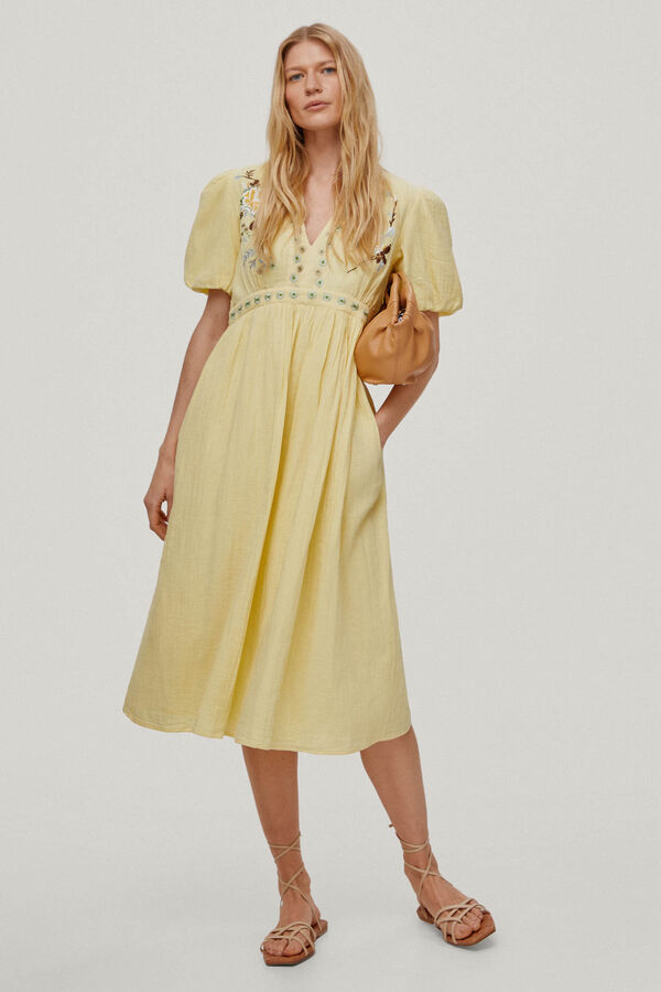 Pedro del Hierro Vestido comprido joelho com detalhe de bordados florais. Amarelo
