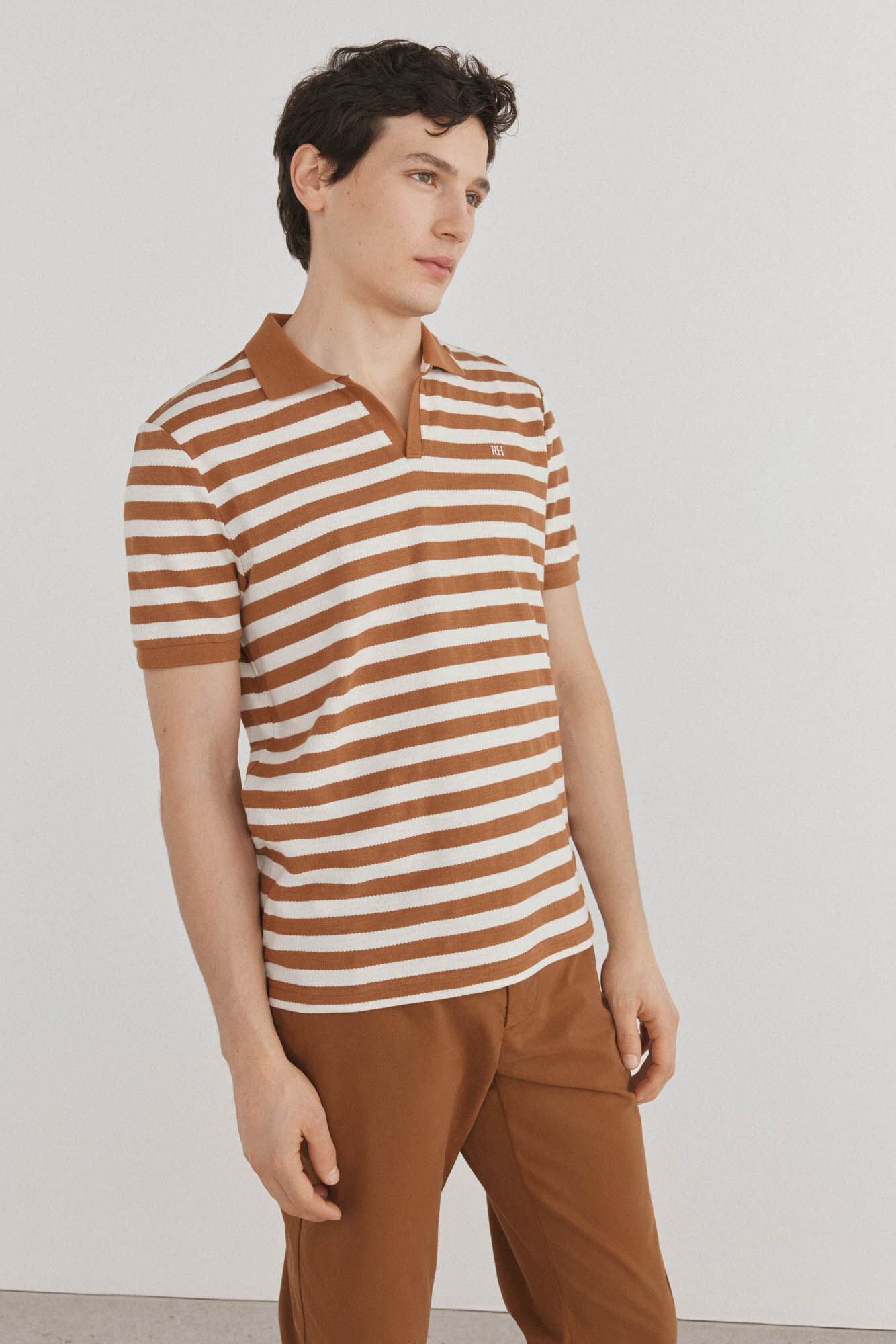 Pedro del Hierro Polo rayas estructura cuello abierto