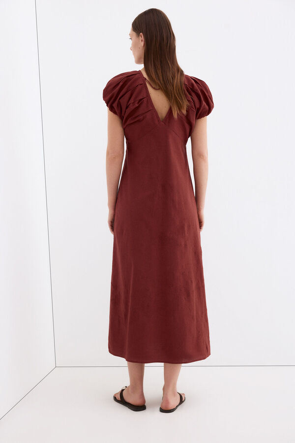 Pedro del Hierro Vestido largo midi con flores bordadas Marr&oacute;n