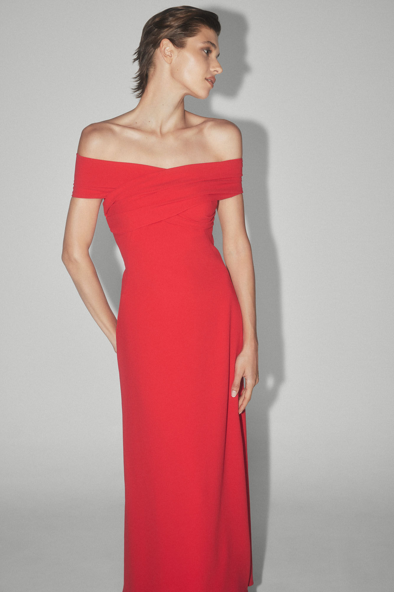 TFP by Tamara Falc&oacute; Vestido off shoulder drapeado.