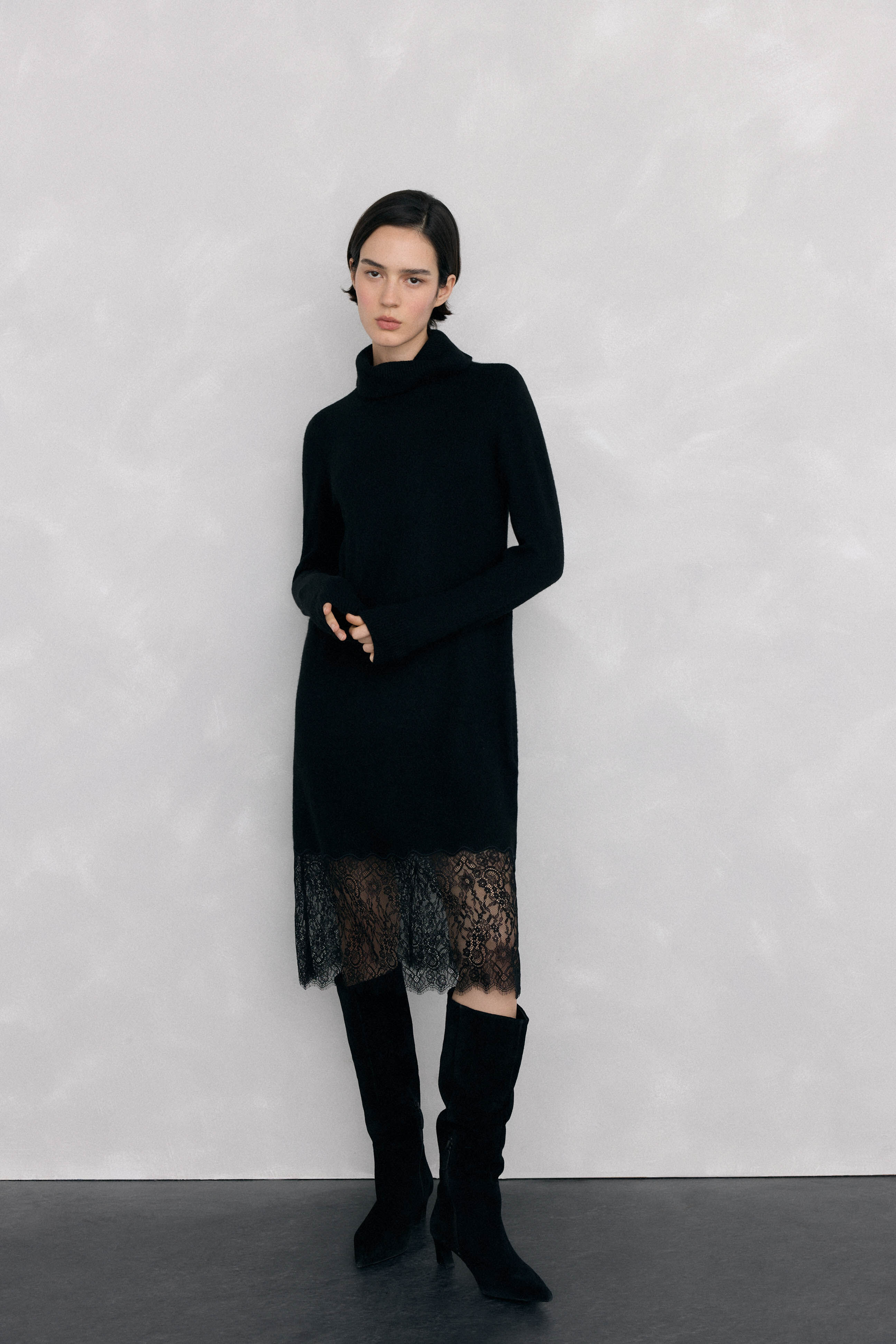 Pedro del Hierro Vestido de punto con detalle de encaje en bajo.
