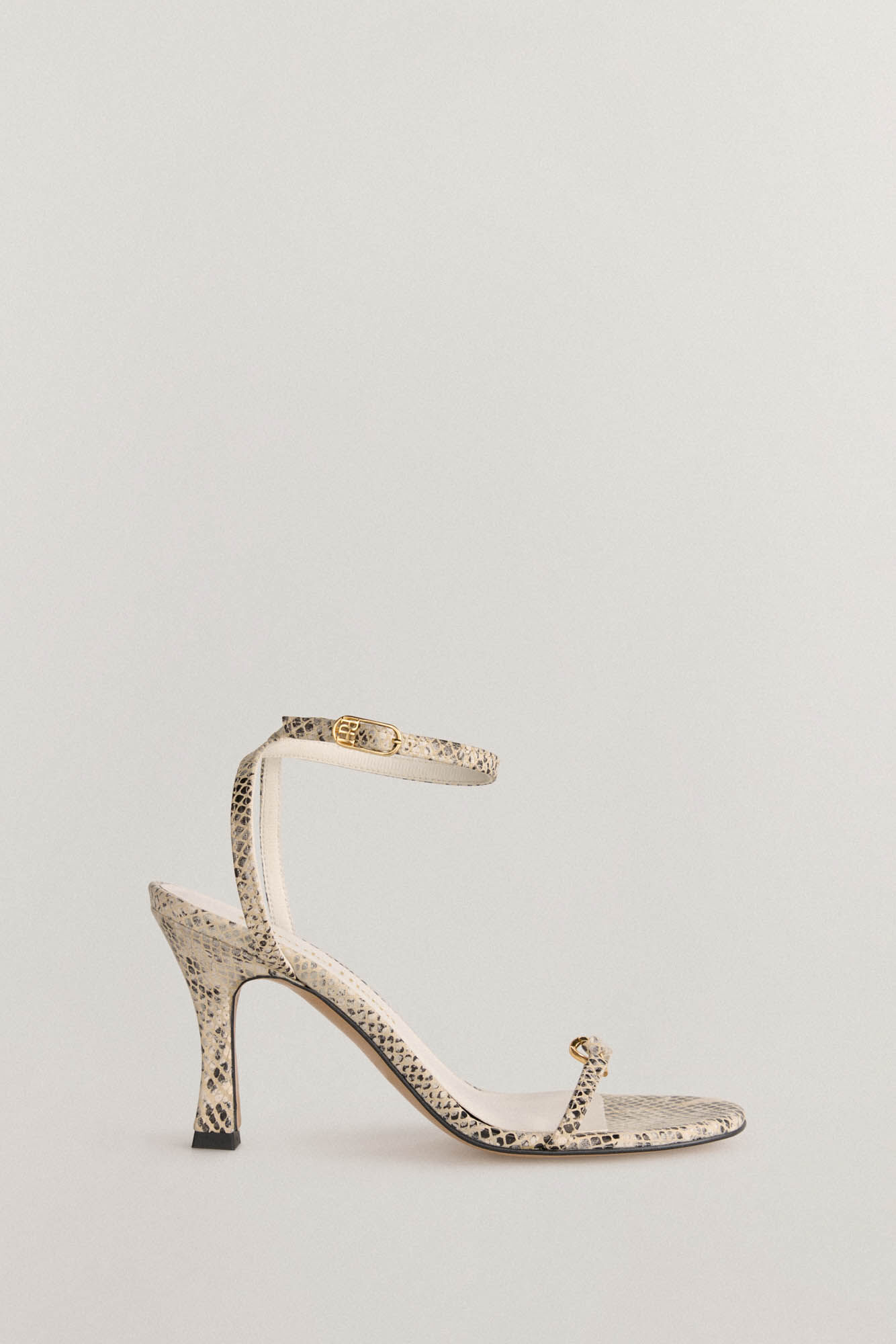 Pedro del Hierro Sand&aacute;lia de festa com fivela e logo