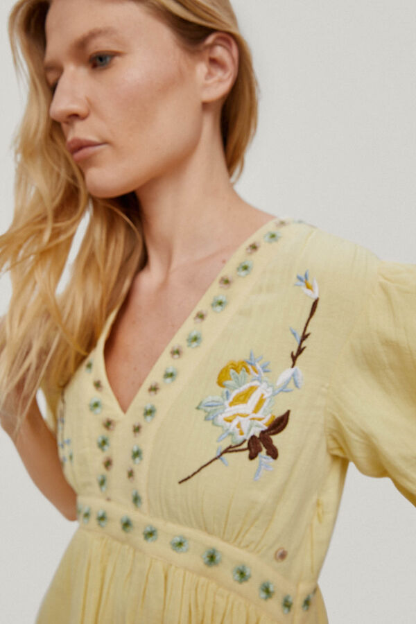 Pedro del Hierro Vestido comprido joelho com detalhe de bordados florais. Amarelo