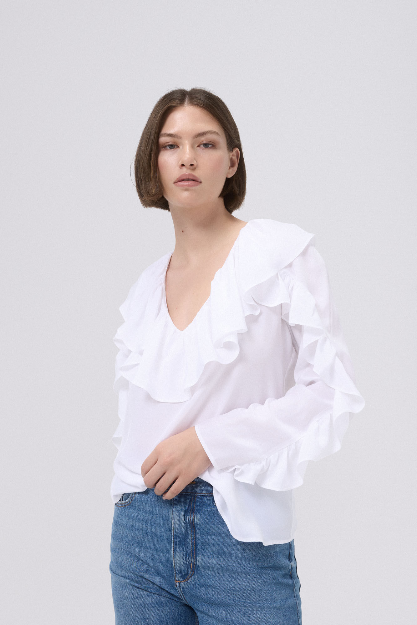 TFP by Tamara Falc&oacute; Blusa blanca con volante