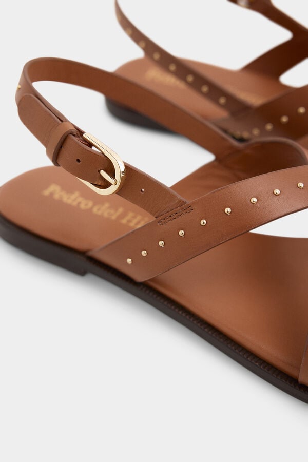 Pedro del Hierro Sand&aacute;lia com tachas Beige