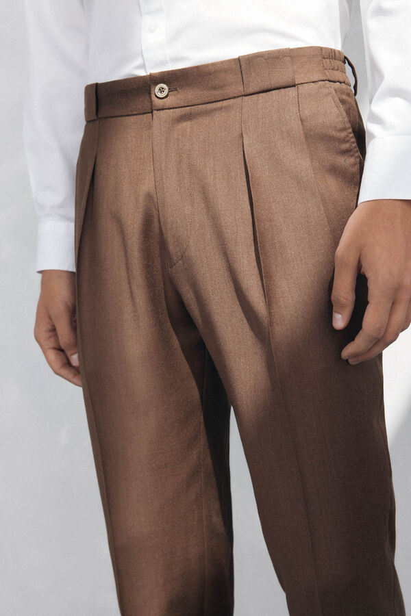 Pedro del Hierro Cal&ccedil;as chino com pin&ccedil;as regular fit Marrom
