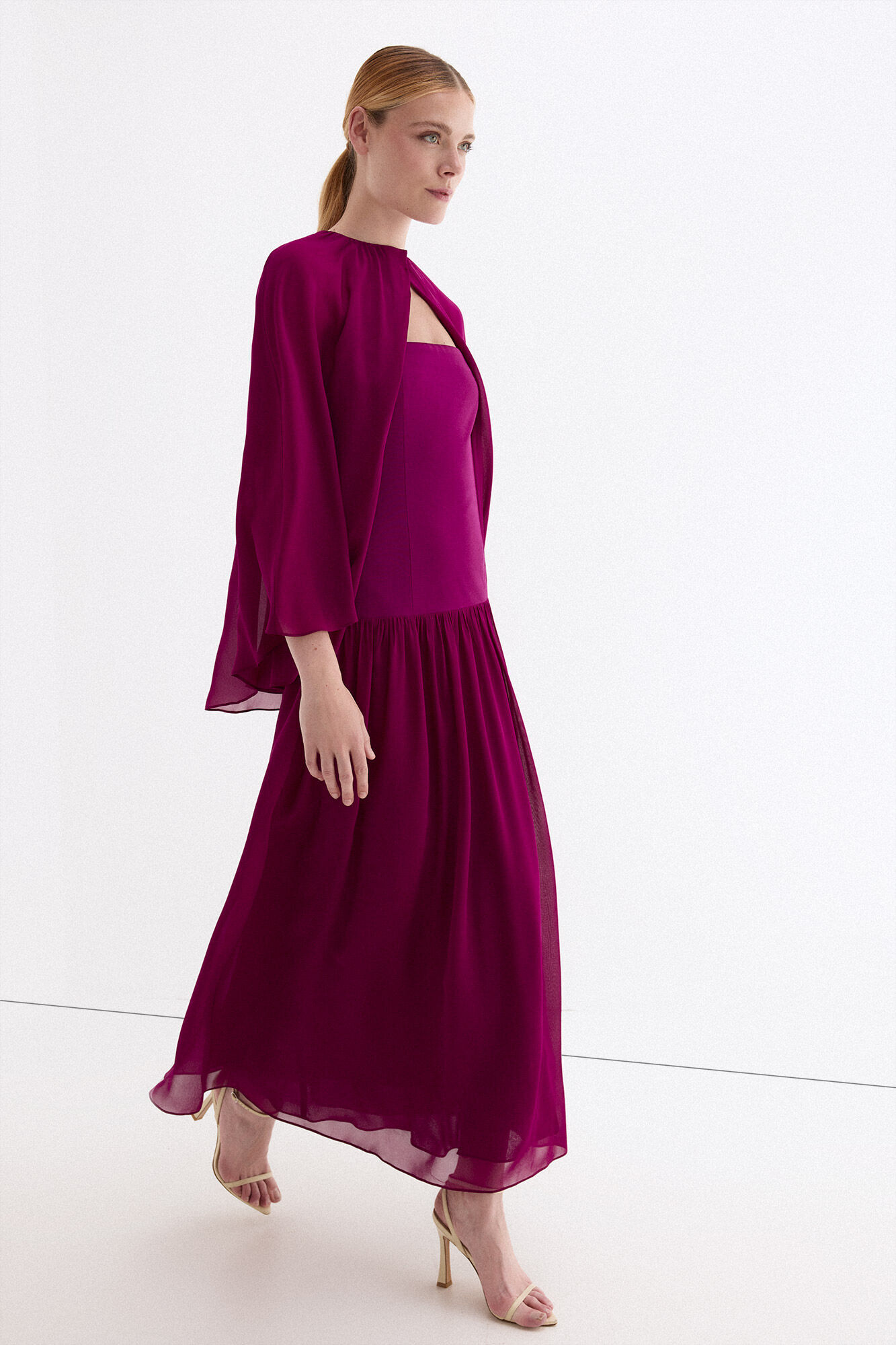 Pedro del Hierro Vestido palabra de honor con detalle de capa