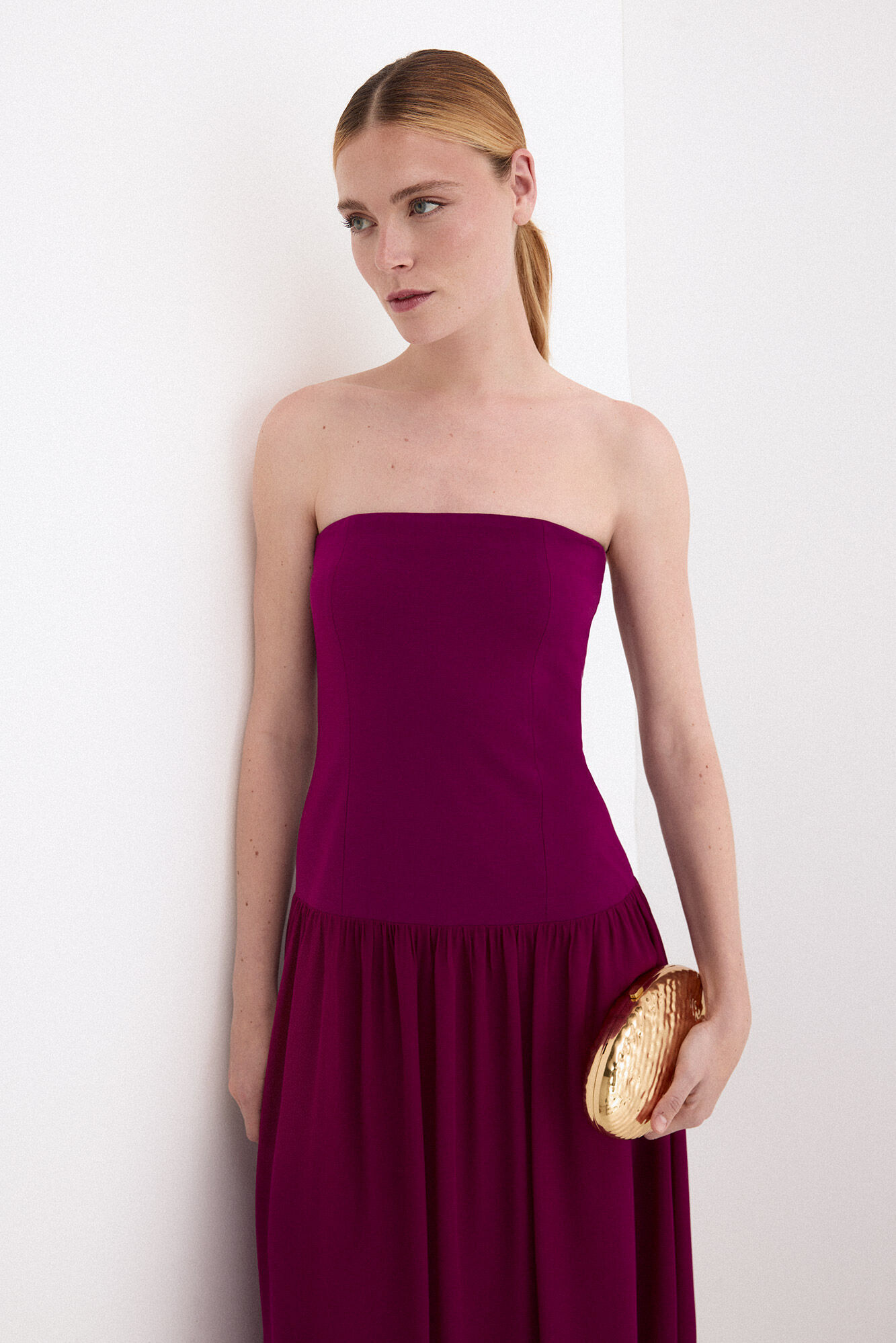 Pedro del Hierro Vestido palabra de honor con detalle de capa