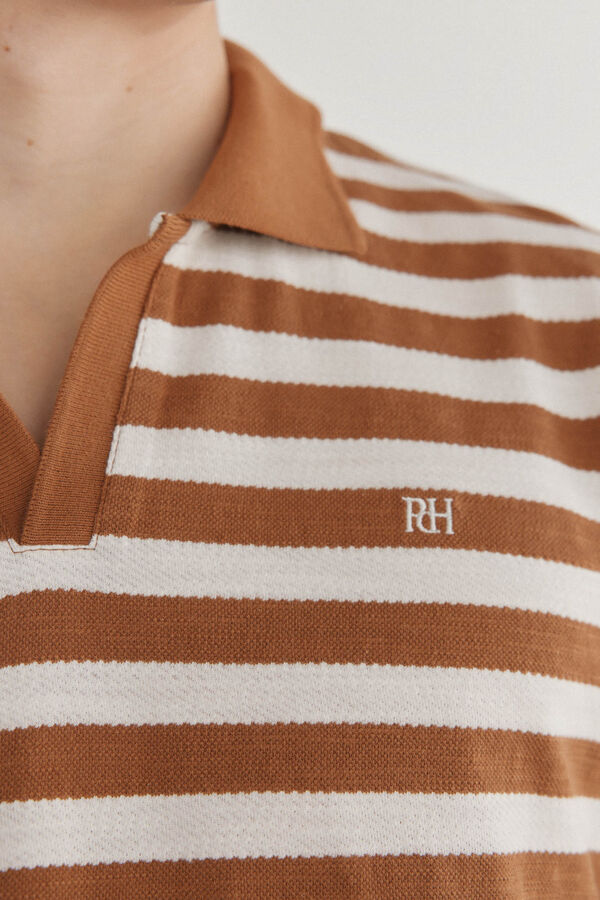 Pedro del Hierro Polo rayas estructura cuello abierto Marr&oacute;n