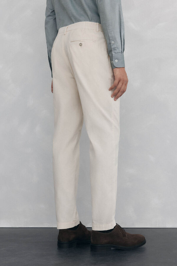 Pedro del Hierro Pantal&oacute;n chino pana ligera regular fit Crudo
