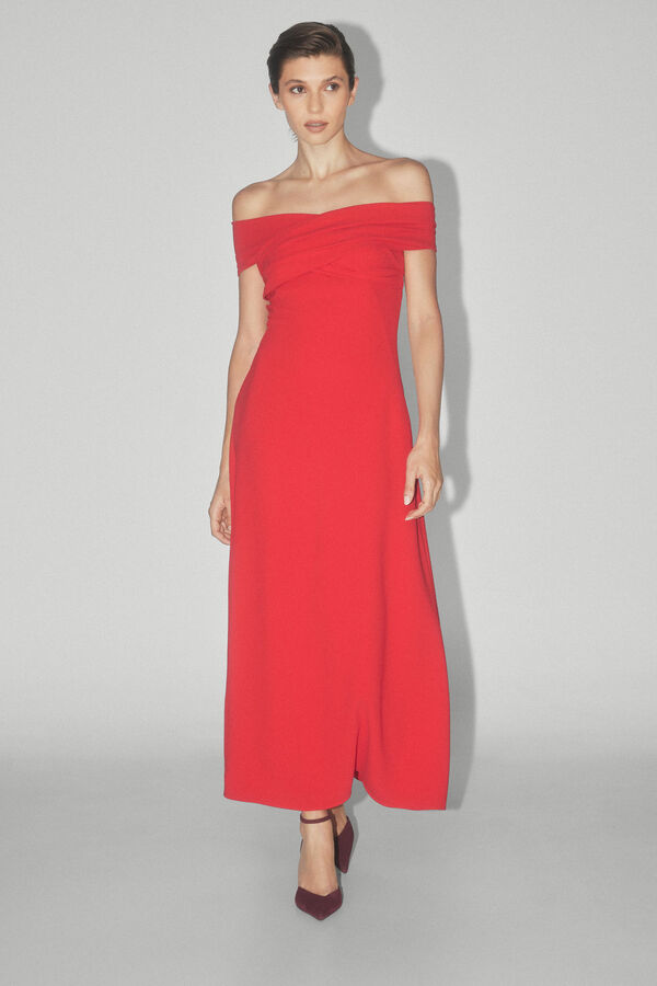 TFP by Tamara Falc&oacute; Vestido off shoulder drapeado. Vermelho