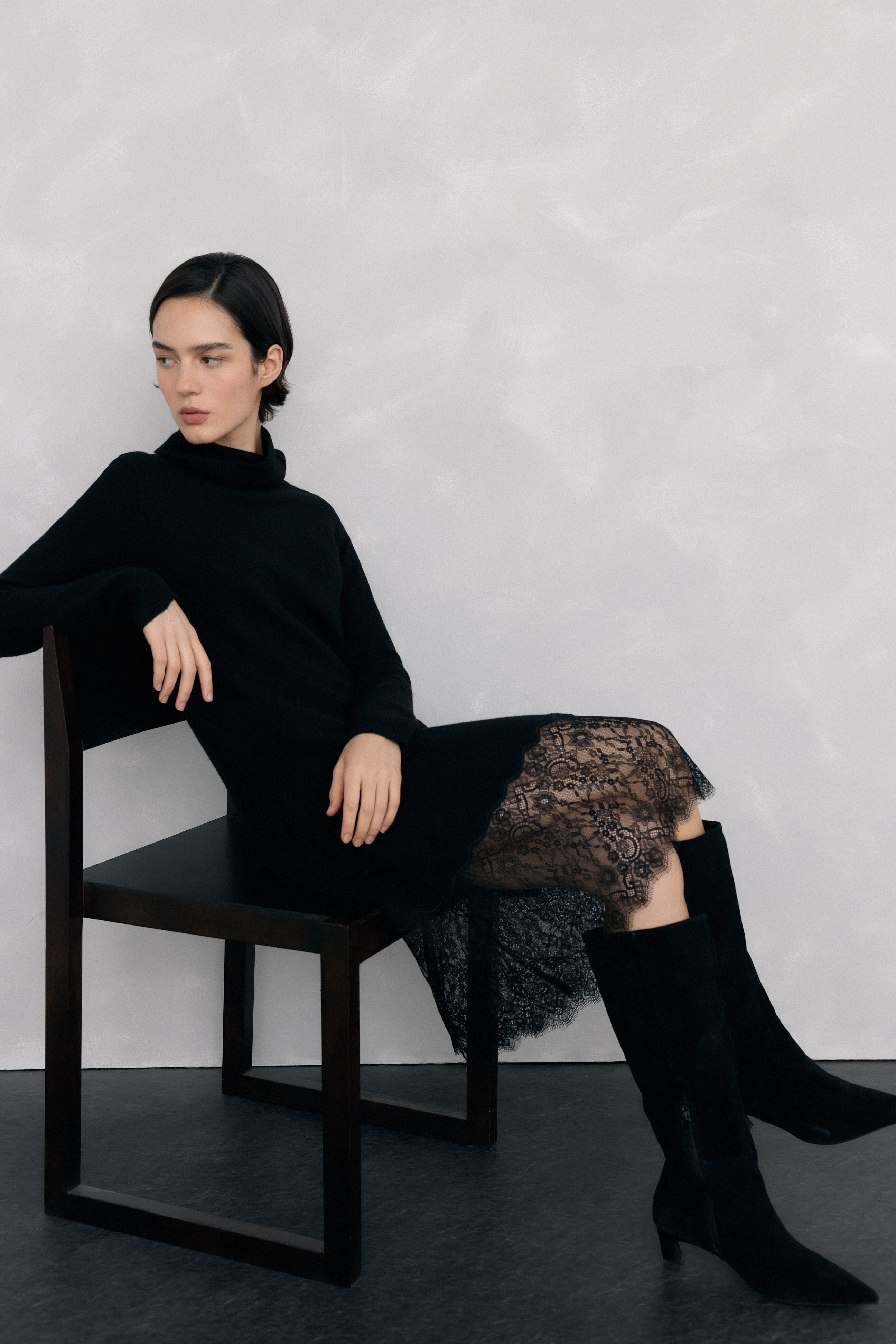Pedro del Hierro Vestido de punto con detalle de encaje en bajo.