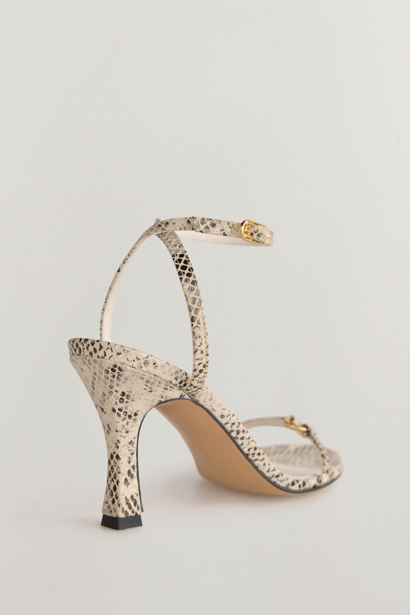 Pedro del Hierro Sand&aacute;lia de festa com fivela e logo