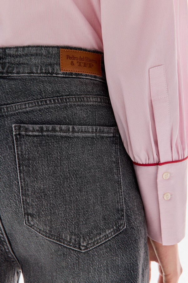 TFP by Tamara Falc&oacute; Cal&ccedil;a jeans cropped de perna larga Cizento
