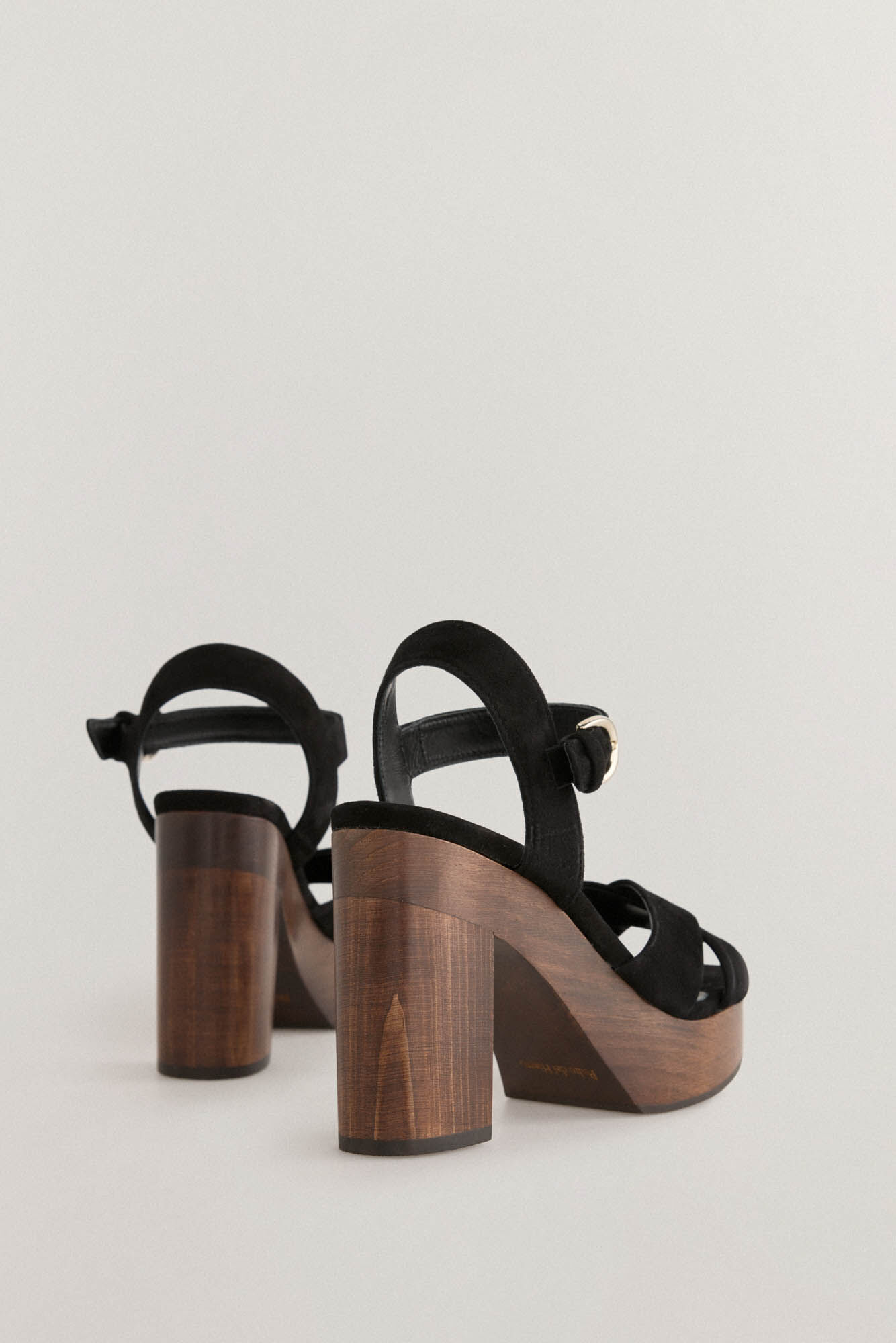 Pedro del Hierro Sand&aacute;lia plataforma de madeira