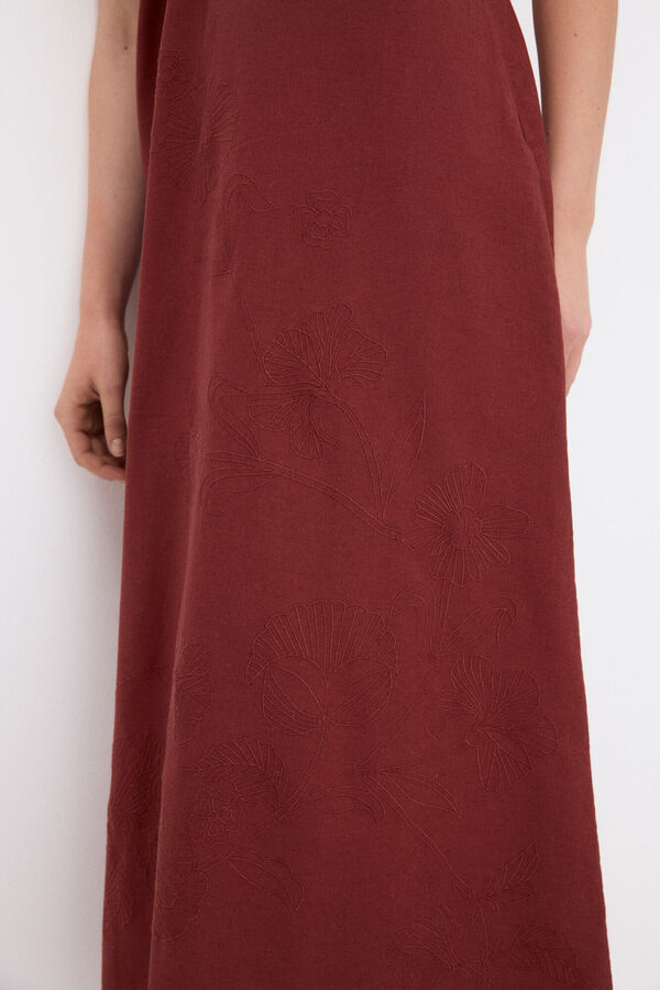 Pedro del Hierro Vestido largo midi con flores bordadas Marr&oacute;n