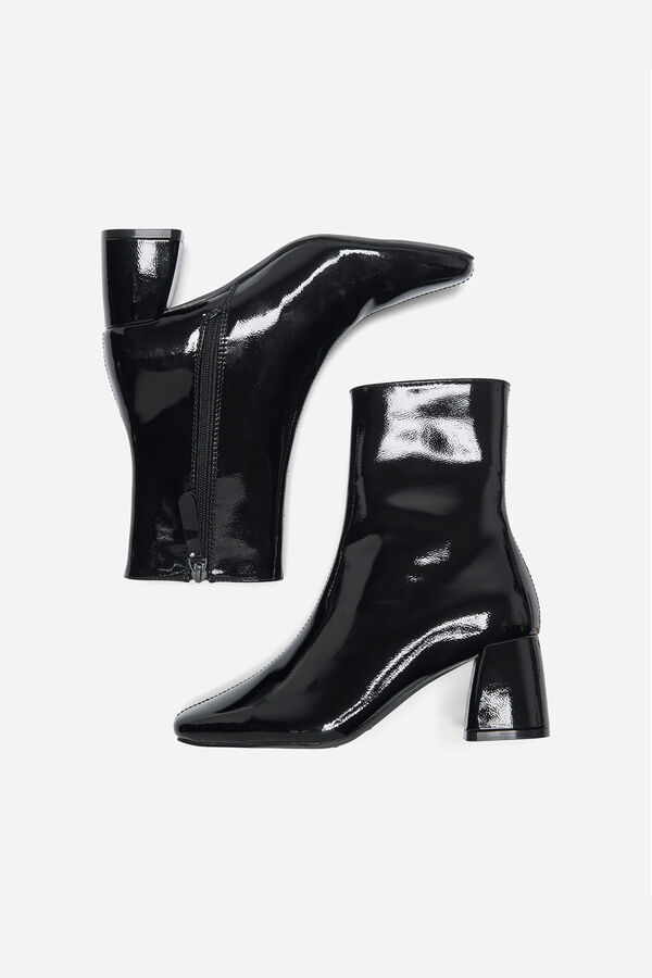 Only Bot&iacute;n tac&oacute;n de charol negro