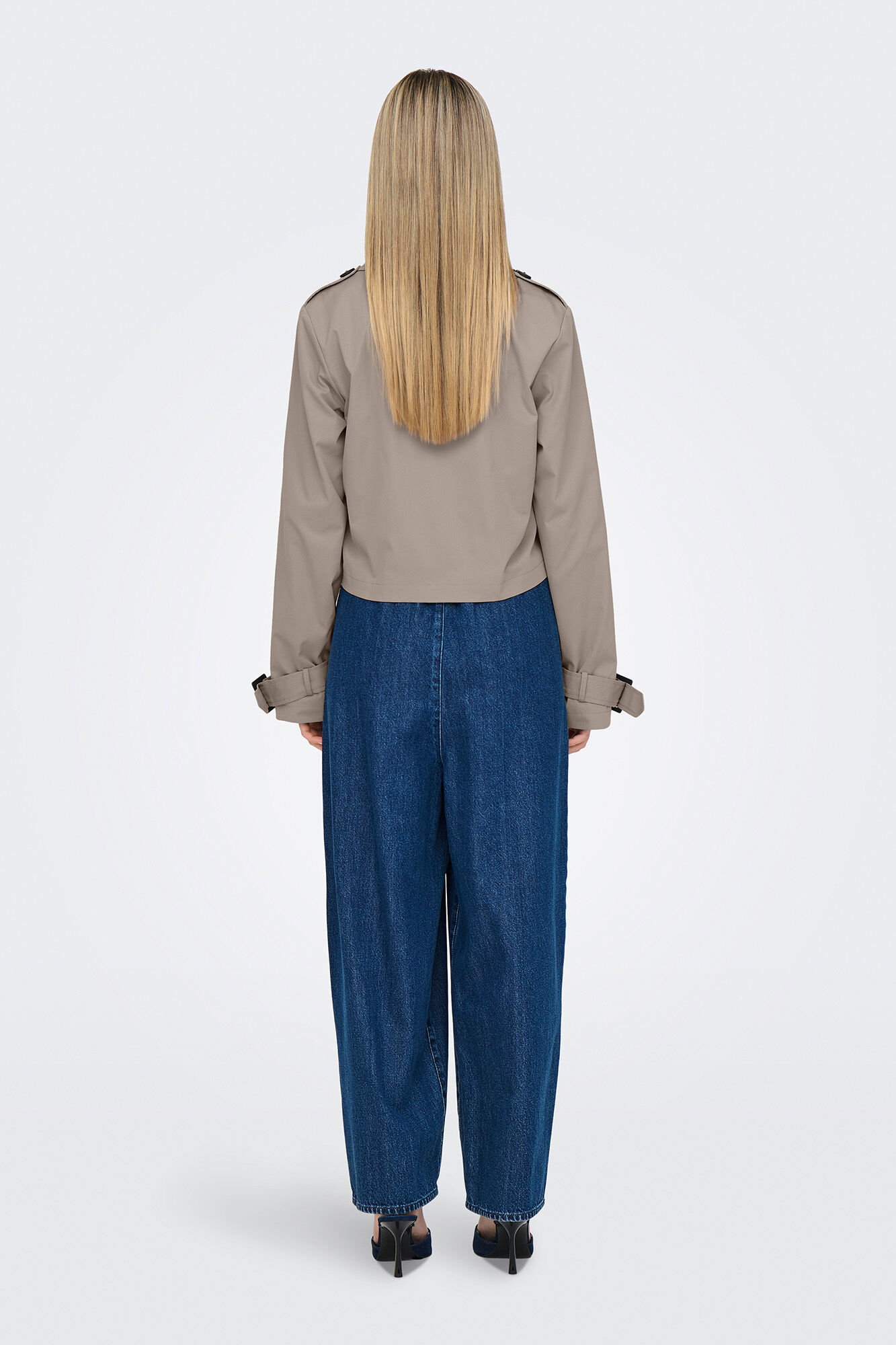 Only Trench coat curto com bot&otilde;es frontais